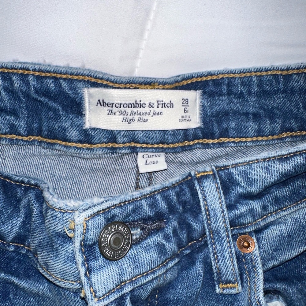 Abercrombie & Fitch The ‘90s Relaxed Jean High Rise Curve Love